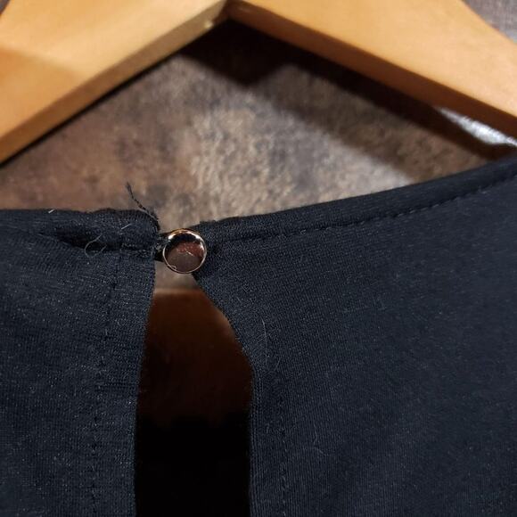 H & M v-neck crochet front sleeveless shirt keyhole button back woman's size S - Picture 7 of 9